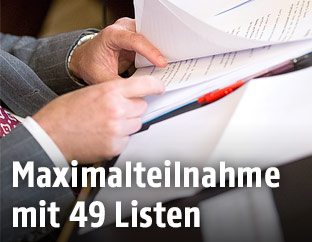 Mann blickt in Akten