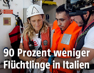 Flüchtling und Helfer auf einem Schiff
