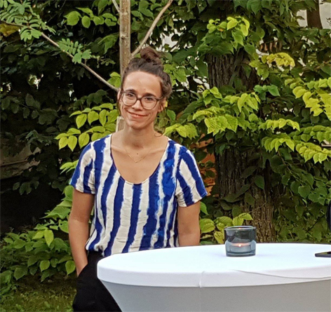 © Simon Hadler/ORF.at Paula Pfoser 2017, auf der Terasse der Hundertwasser-Wohnung in Wien anlässlich der Verleihung des Preises für junge Kunstkritik an sie