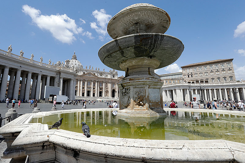 Abgestellter Brunnen am Petersplatz