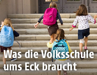 Volksschüler laufen in die Schule
