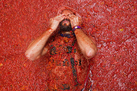 Ein Mann liegt in einer Tomatensauce 