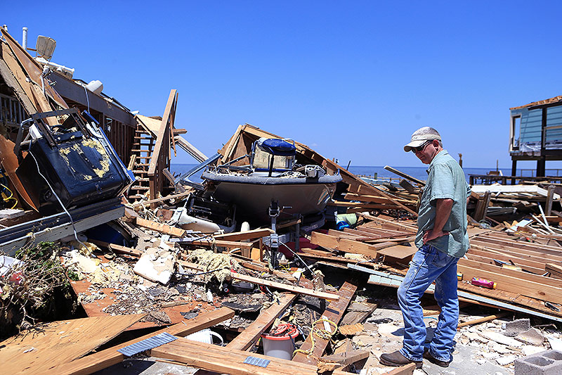 © APA/AP/Corpus Christi Caller-Times/Rachel Denny Clow Ein Mann steht vor den Überresten seines Hauses in Texas