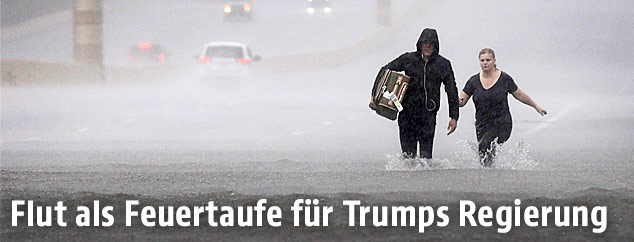 Menschen auf einer überfluteten Straße