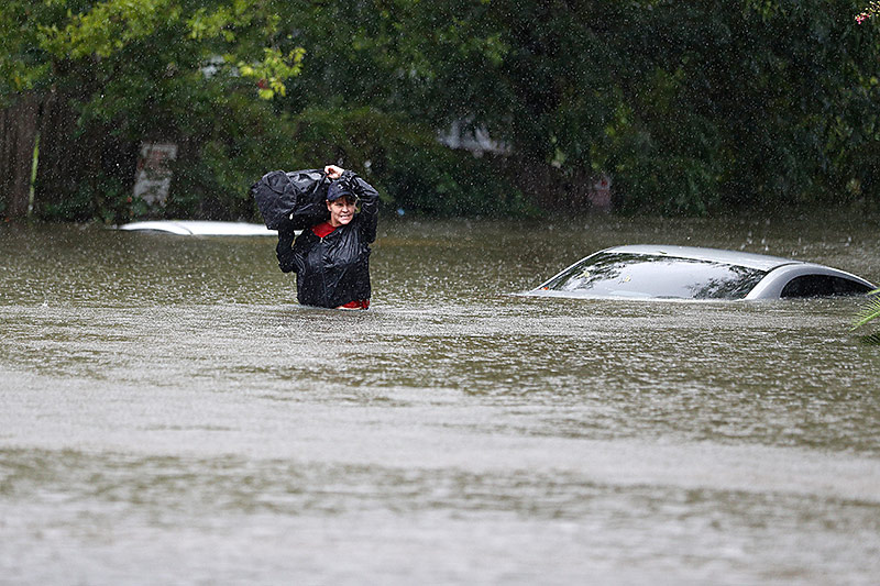 © APA/AP/Houston Chronicle/Karen Warren Frau auf überfluteter Straße