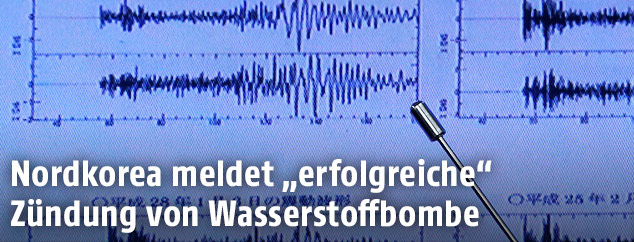 Metereologe zeigt auf seismographische Auswertungen