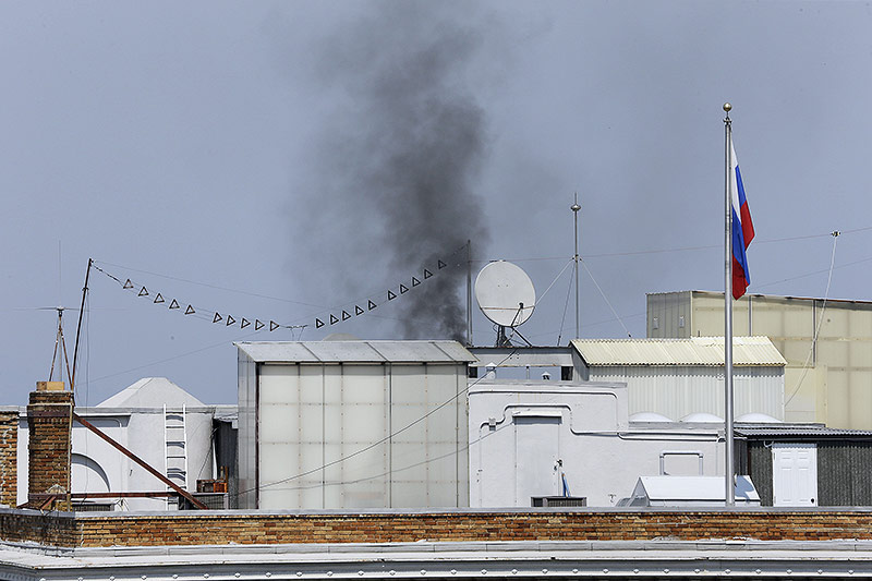 © APA/AP/Eric Risberg Rauch über dem russischen Konsulat in San Francisco