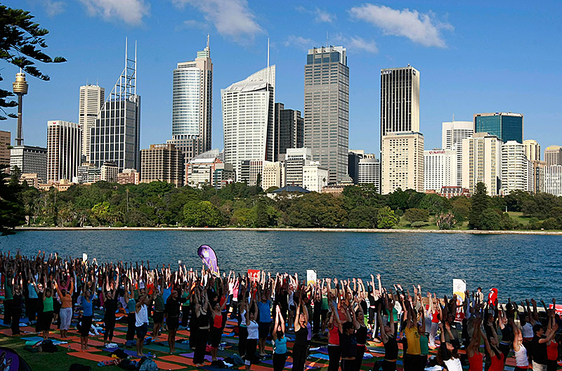© Reuters/Tim Wimborne Australier machen Joga vor der Skyline von Sydney