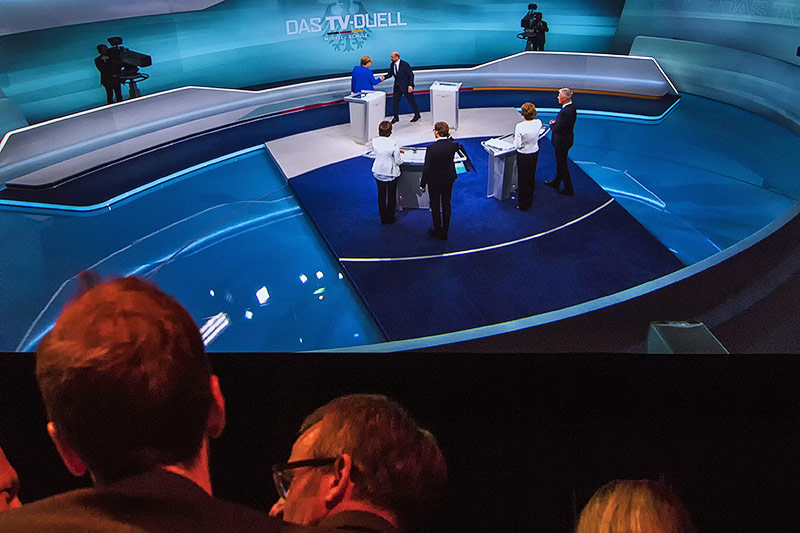 © APA/AFP/John MacDougall Die deutsche Bundeskanzlerin Angela Merkel (CDU) mit dem Kanzlerkandidat Martin Schulz im TV-Duell