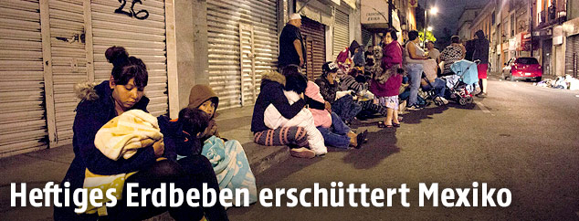 Menschen versammeln sich auf den Straßen in Mexiko Stadt