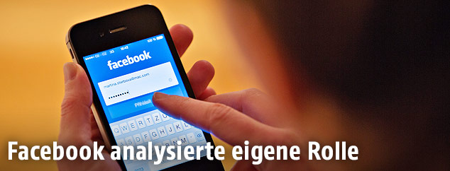 Smartphone mit Facebook-App