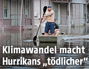 Mann in einem überschwemmten Gebiet