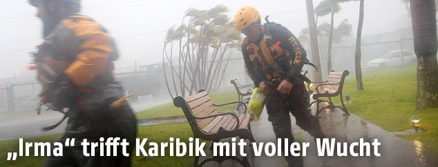 Rettungskräfte flüchten vor Sturm "Irma"