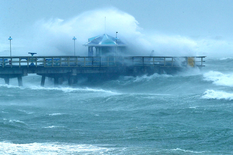 © APA/AFP/Getty Images/Chip Somodevilla Hohe Wellen an einem Pier in Fort Lauderdale