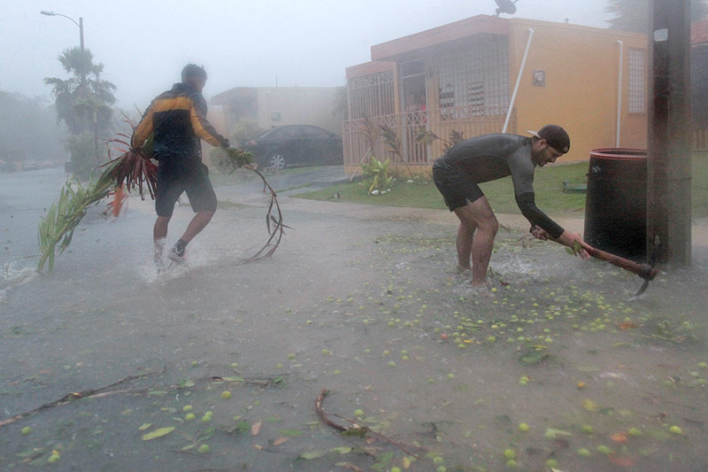 © Reuters/Alvin Baez Zwei Männer beseitigen in Fajardo (Puerto Rico) Unrat von der Straße
