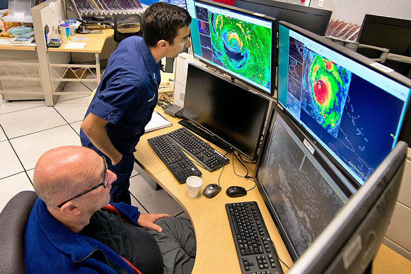 © AP/Andy Newman Meteorologen beobachten den Hurrikan auf einem Monitor
