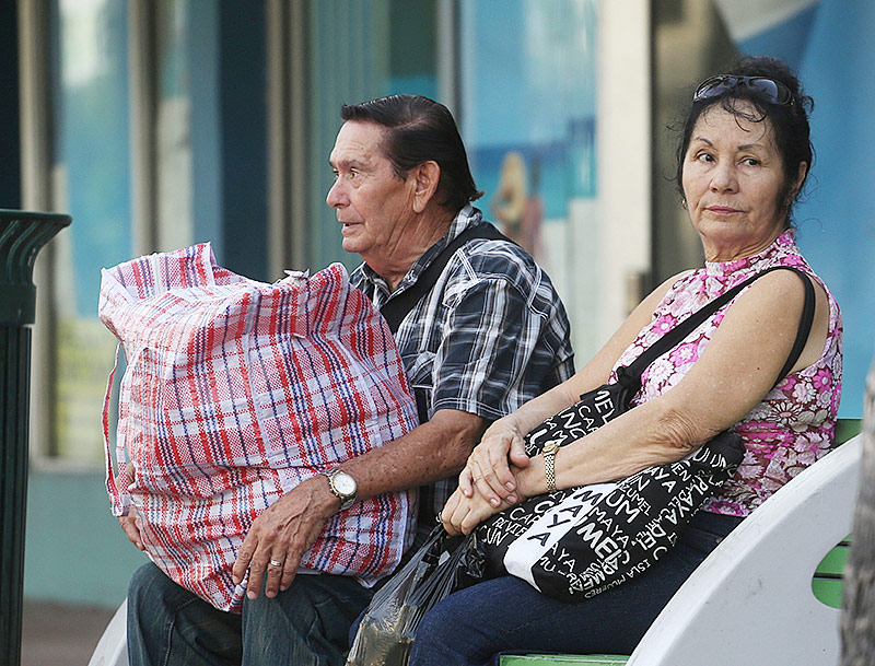 © AP/Marta Lavandier Cira Delia Rodriguez und ihr Ehemann Jesus Mundia warten in Miami Beach auf den Bus