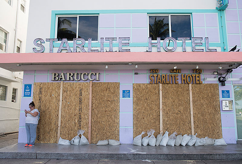 © APA/AFP/Saul Löb Ein verbarrikadiertes Hotel in Miami Beach