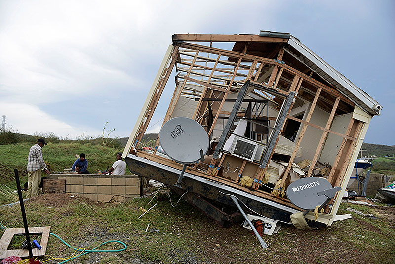 © AP/Carlos Giusti Bewohner in Culebra (Puerto Rico) neben einem vom Hurrikan zerstörten Haus