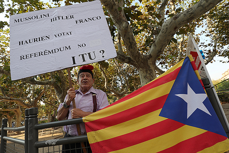 © Reuters/Albert Gea Ein Anhänger für die Unabhängigkeit der autonomen Region Katalonien vor dem Katalonischen Regionalparlament in Barcelona