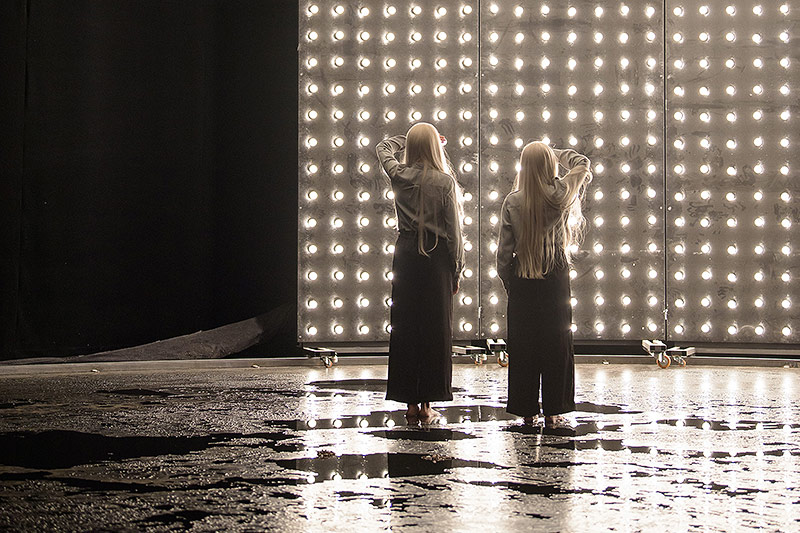 Szene aus dem Theaterstück „paradies fluten“