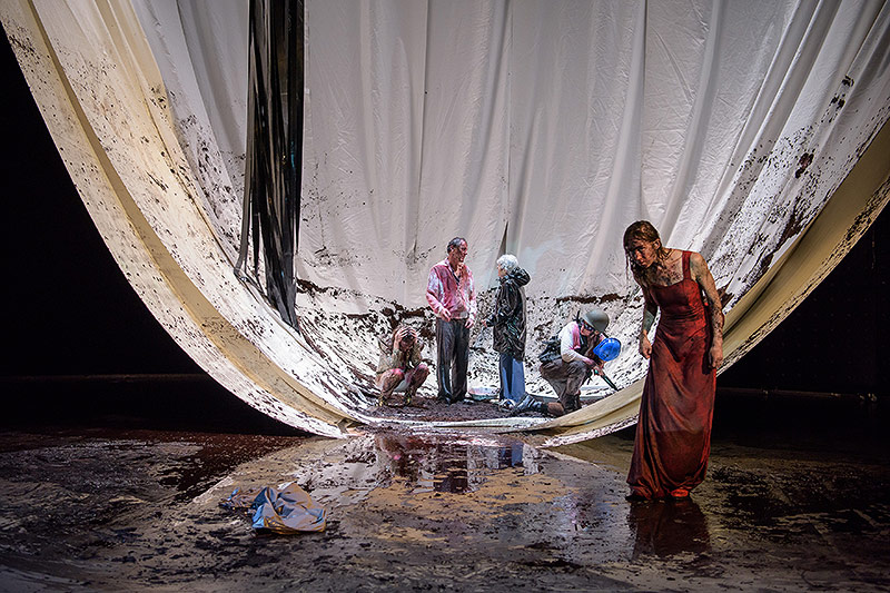 Szene aus dem Theaterstück „paradies fluten“