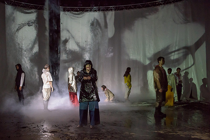 Szene aus dem Theaterstück „paradies fluten“