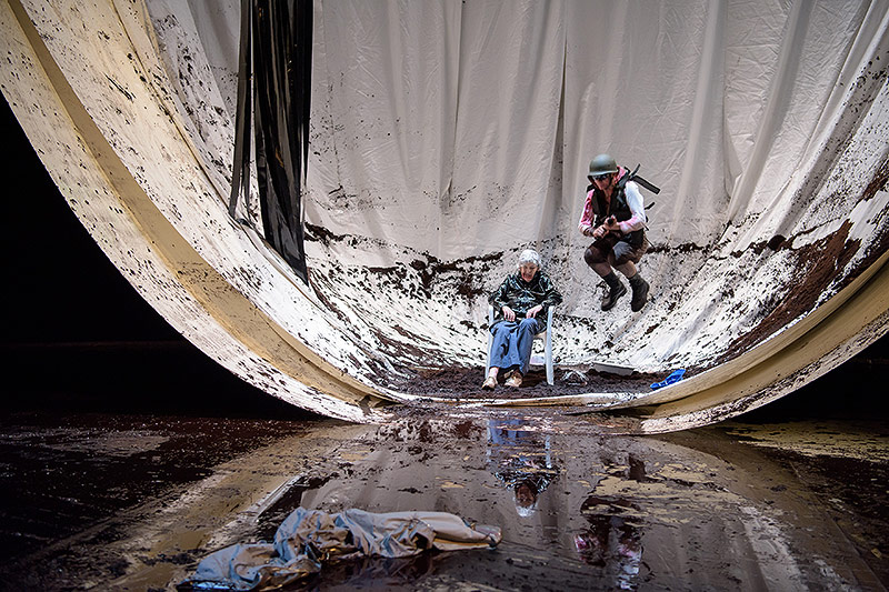 Szene aus dem Theaterstück „paradies fluten“