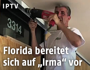 Ein Mann hält eine Bohrmaschine in der Hand