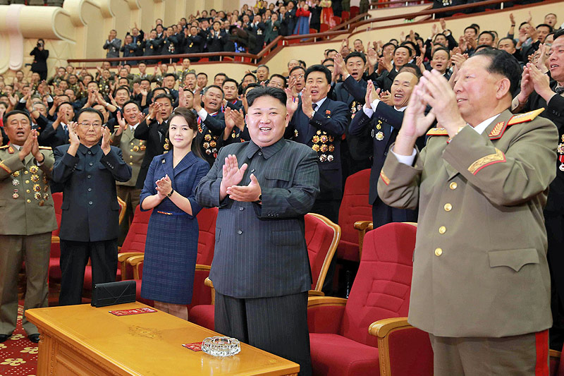 Nordkoreas Staatschef Kim Jong Un mit seiner Frau