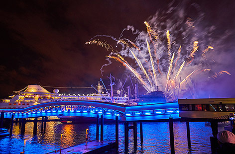 © APA/dpa/Georg Wendt Feuerwerk über Schiff