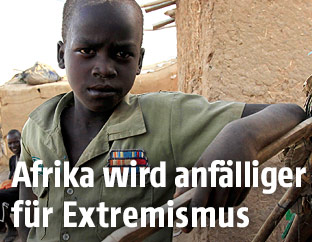 Afrikanischer Junge in einer Uniform