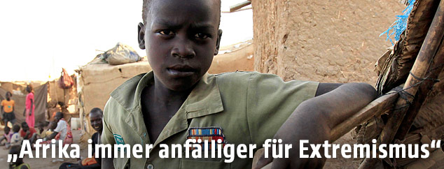 Afrikanischer Junge in einer Uniform