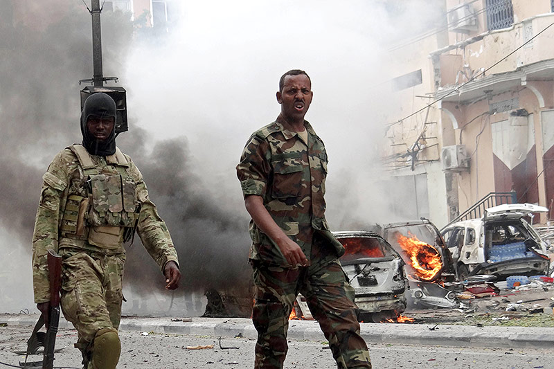 Somalisches Sicherheitspersonal nach einem Bombenanschlag in Mogadishu