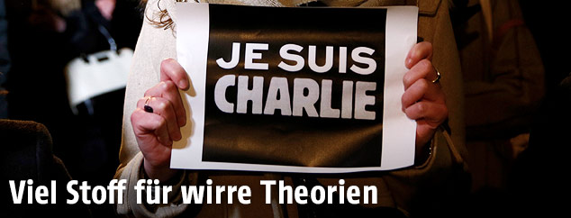 Frau h&auml;lt Schild mit der Aufschrift "Je suis Charlie"