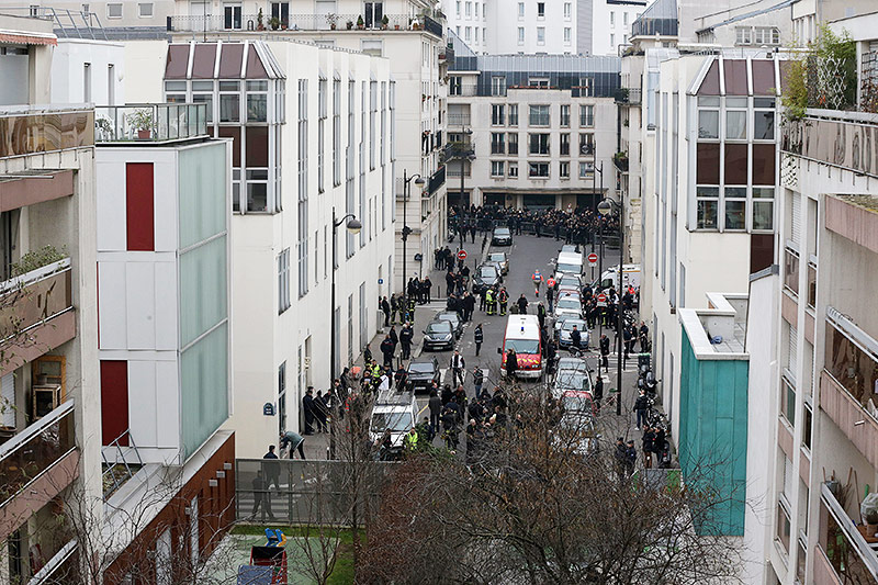 © Reuters/Philippe Wojazer Feuerwehr und Polizei vor dem Charlie Hebdo Hauptquartier