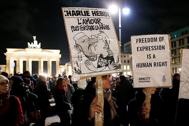 © Reuters/Fabrizio Bensch Demonstranten mit Charlie Hebdo-Karikaturen
