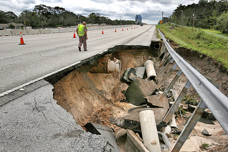 © APA/AP/Orlando Sentinel/Joe Burbank Ein Loch in der Autobahn in Florida