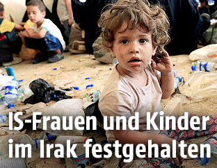 Kind sitzt in Tal Afar auf dem Boden