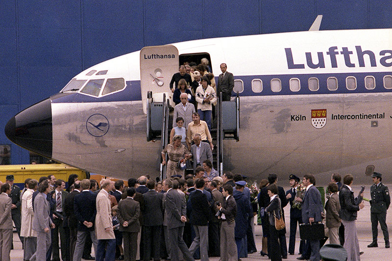 © APA/AFP Passagiere verlassen die "Landshut" in Frankfurt, 1977