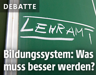 Auf einer Schultafel steht das Wort Lehramt