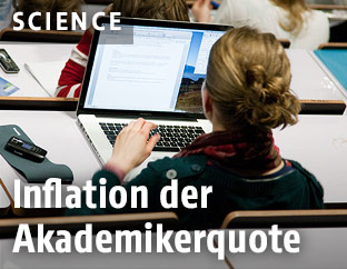 Eine Studentin im Hörsaal