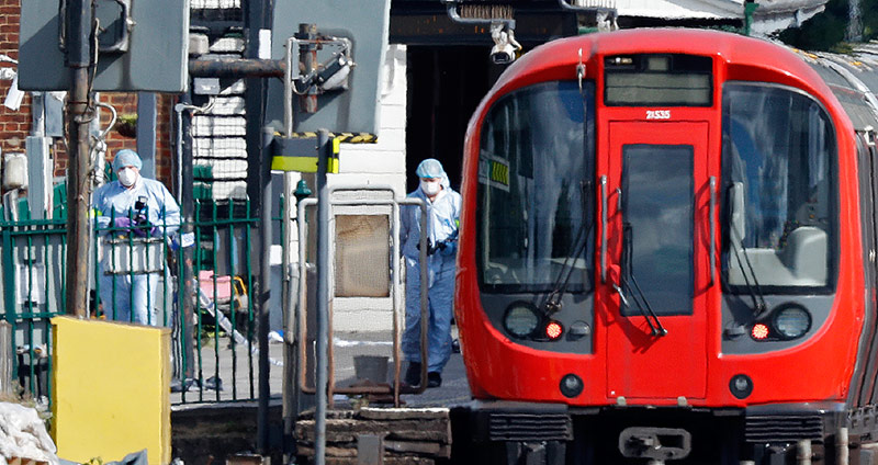 Ermittler neben der betroffenen U-Bahn