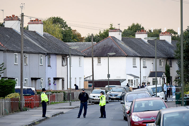 Polizisten während einer Untersuchung in Sunbury bei London