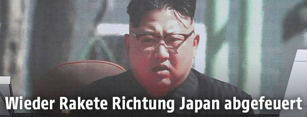 Nordkoreas Machthaber Kim Jong-Un auf einem Bildschirm während der Nachrichten über den Raketentest