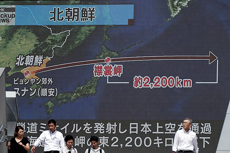© AP/Eugene Hoshiko Eine Grafik im japanischen Fernsehen zeigt den Weg der abgefeuerten Rakete von über Japan hinweg
