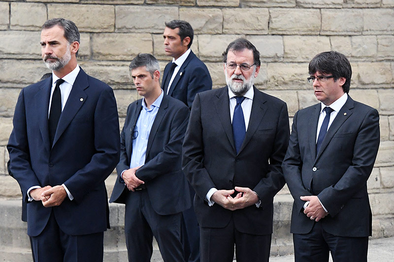© APA/AFP/Pascal Guyot Spaniens Premier Mariano Rajoy und der katalanische Ministerpräsident Carles Puigdemont