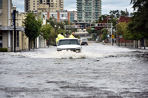 © APA/AP/The Florida Times-Union/Will Dickey Auto fährt durch eine überflutete Straße in Jacksonville
