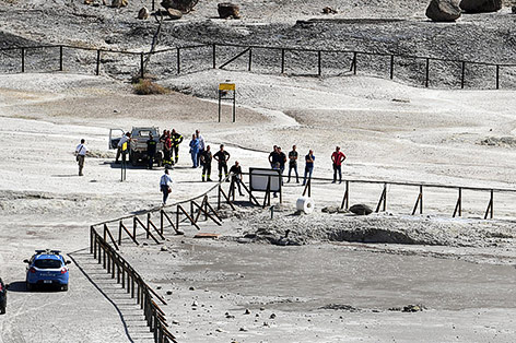 © APA/AP/ANSA/Ciro Fusco Einsatzkräfte neben dem kleinen Vulkankrater