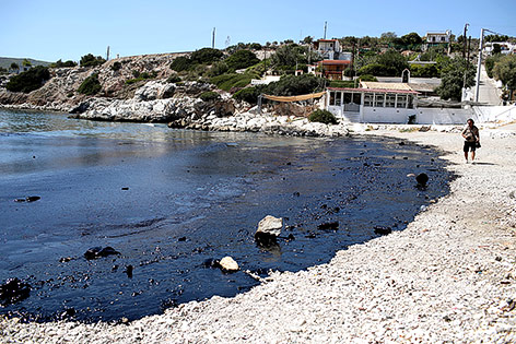 Öllteppich am Strand von Salamina